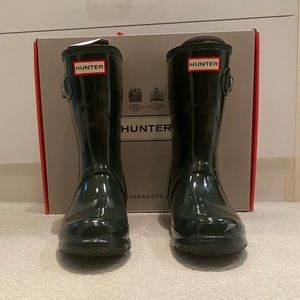 Hunter women’s original short gloss rain boots in dark olive, size 7